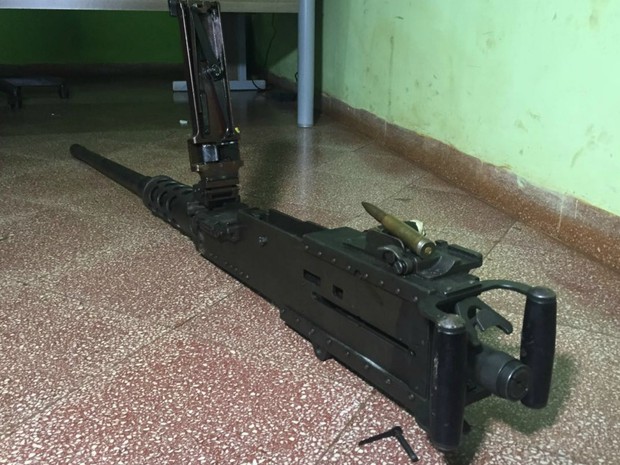 Arma apreendida após execução de traficante no Paraguai (Foto: Gabriela Pavão/ G1 MS)