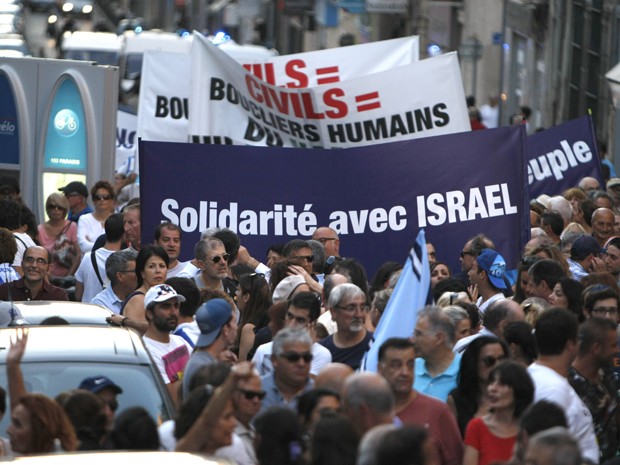 Franceses fizeram manifestação pró-Israel na cidade de Marselha neste domingo (27) (Foto: Claude Paris/AP Photo)