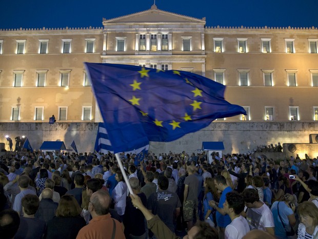 Milhares fazem manifestação em frente ao Parlamento grego em Atenas, nesta segunda-feira (22) (Foto: REUTERS/Marko Djurica)