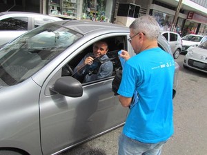 Material lista canais de denúncia de violência contra crianças na Paraíba (Foto: Érica Chianca/Casa Pequeno Davi)