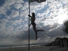 Pole dance ganha as ruas de cinco capitais brasileiras neste domingo