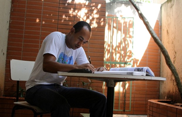 Eduardo Matos, ex-morador da Casa de Acolhida que largou as drogas e passou em concurso (Foto: Adriano Zago/G1)