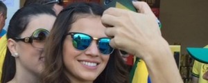 Marquezine e pai de Neymar vão juntos à partida (Renato Alexandrino/O Globo)
