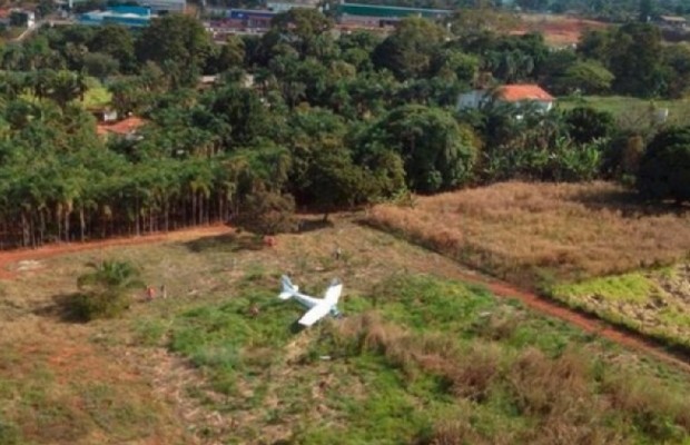 Avião monomotor faz pouso forçado em chácara de Goiânia, Goiás (Foto: Divulgação/Corpo de Bombeiros)