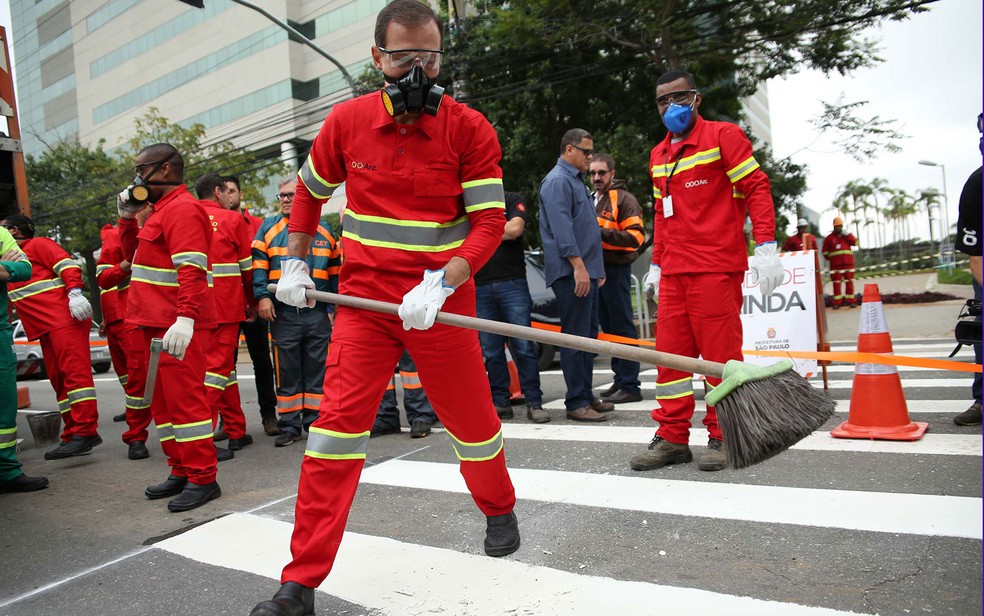 Prefeito João Doria pinta faixa de pedestres na Avenida das Nações, na Zona Sul de São Paulo (Foto: Renato S. Cerqueira/Futura Press/Estadão Conteúdo)
