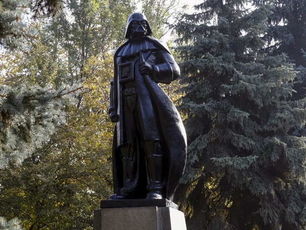 Estátua de Darth Vader é inaugurada em Odessa, na Ucrânia, na sexta (23) (Foto: Reuters/Yevgeny Volokin)