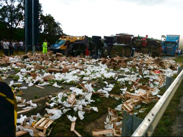 Acidente na Fernão Dias matou três pessoas no local e outra morreu no hospital (Foto: Polícia Rodoviária Federal)