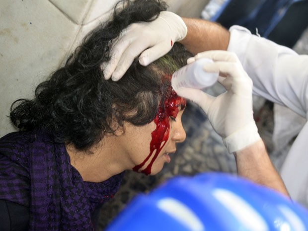 Manifestante é atendida por paramédicos após ser ferida em protesto no Rio (Foto: Jackson Martins/VC no G1)