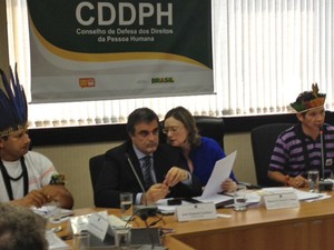 O ministro da Justiça, José Eduardo Cardozo, e a ministra Maria do Rosário, dos Direitos Humanos, em reunião com índios guarani-kaiowá em Brasília (Foto: Nathalia Passarinho / G1)