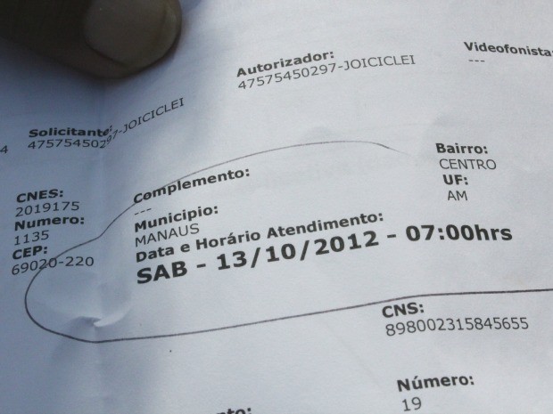 Exames estavam marcados para este sábado (13), porém, clínica não abriu (Foto: Marcos Dantas / G1 AM)