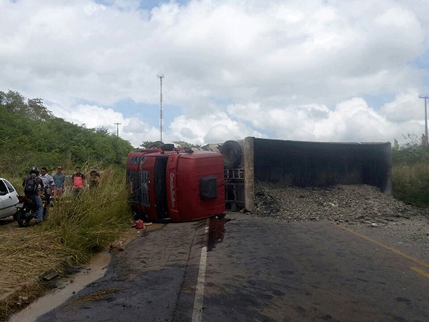 Carreta tombou e deixou pistas da BR-304, em Macaíba, interditados (Foto: PRF/Divulgação)