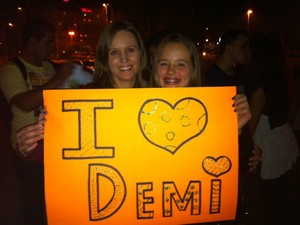 Mãe e filha vieram acompanhar o show da cantora norte-americana Demi Lovato (Foto: Gabriel Galli/G1)