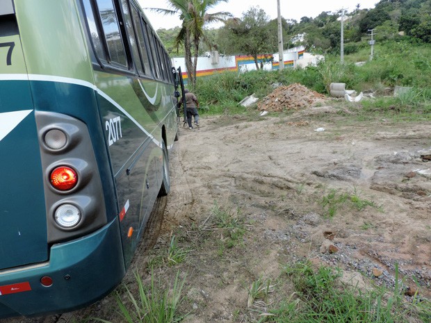 Ônibus leva as famílias do Recife até o Case de Vitória (Foto: Katherine Coutinho / G1)