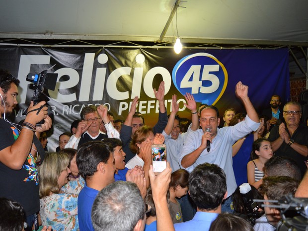 Felício Ramuth comemorou candidatura com militantes no partido  (Foto: Camilla Motta/G1)