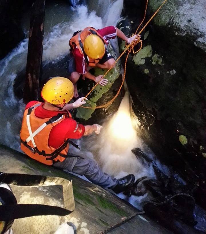 Corpo de Juliano ficou preso em pedras de rio (Foto: Bombeiros Voluntários de Presidente Getúlio/Divulgação)