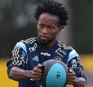 Zé Roberto volta a treinar em atividade com reservas na Academia