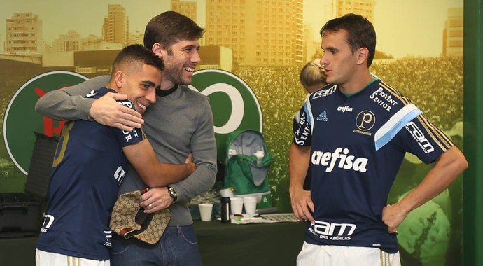 Gabriel, Fellype Gabriel e Lucas conversam no vestiário do Palmeiras (Foto: Cesar Greco/Ag Palmeiras/Divulgação)