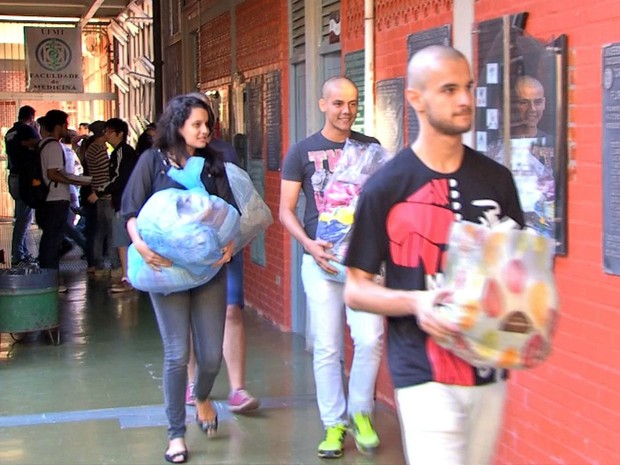 Voluntrios vo doar alimentos e produtos de higiene (Foto: Projeto Entrega por Cuiab)