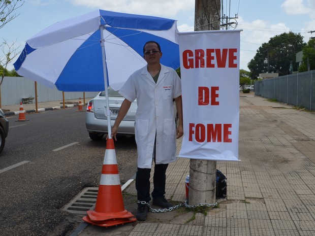 Acorrentado, professor faz greve de fome por redução das verbas dos vereadores de Boa Vista (Foto: Emily Costa/ G1 RR)