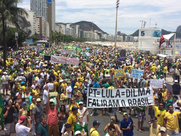 Manifestantes em Copacabana, no Rio (Foto: Daniel Silveira / G1)