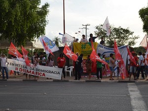 Manifestantes a favor da presidente se reuniram na Praça do Centro Cívico, em Boa Vista (Foto: Valéria Oliveira/ G1)