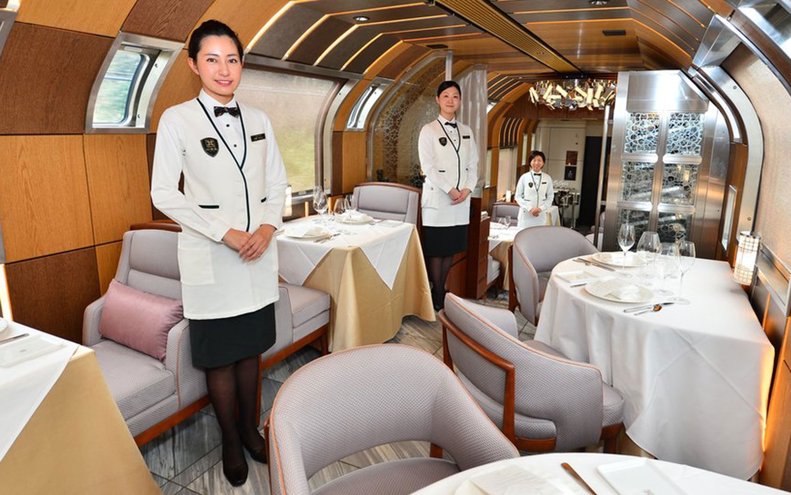 As refeições a bordo serão preparadas por chefes com estrelas Michelin e servidas por mordomos uniformizados (Foto: JR East)