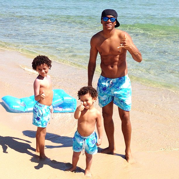 Robinho na praia com os 2 filhos. (Foto: Reprodução  Instagram)