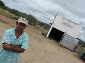 Mecânico Heleno Belarmino não entende porque as obras foram paralisadas (Foto: Katherine Coutinho/G1)