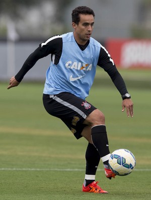 Artilheiro e garçom, Jadson supera recordes pessoais no Corinthians