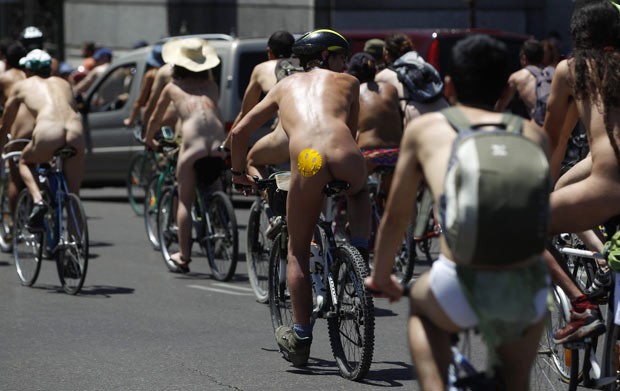 Ciclistas pedalam pelados em Madri neste sábado (15) (Foto: Javier Barbancho/Reuters)