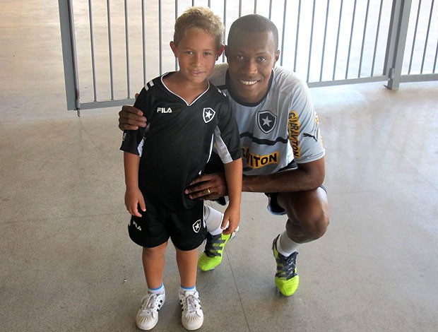Brinner com o filho no treino do Botafogo (Foto: André Casado / Globoesporte.com)