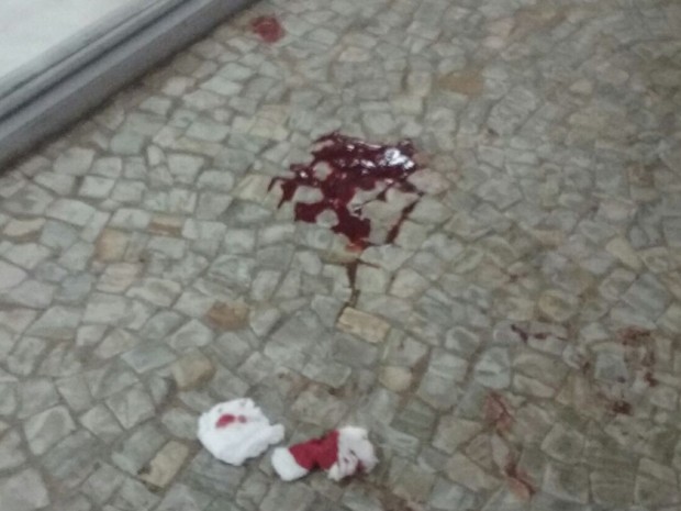 Poça de sangue na entrada do Congresso Nacional após agressão ao deputado Takayama (PSC-PR) (Foto: Fernanda Calgaro/G1)