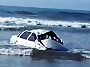 Carro ficou destruído após capotar e entrar no mar de Peruíbe, SP (Foto: G1)