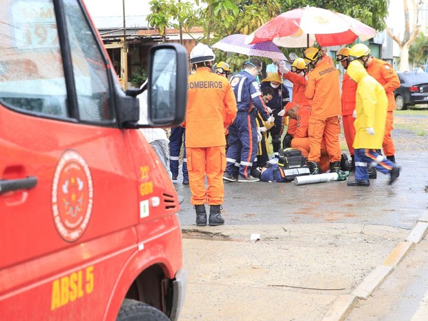 Ambulância do Corpo de Bombeiros durante atendimento a vítima de parada cardiorrespiratória (Foto: Corpo de Bombeiros/Divulgação)