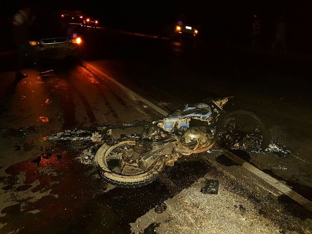 Motocicleta pegou fogo após colisão (Foto: Blog do Sigi Vilares)