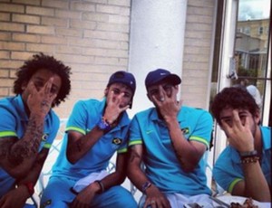 Marcelo, Thiago Silva, Pato e Neymar fazendo gesto do Bolt (Foto: Reprodução/Instagram)
