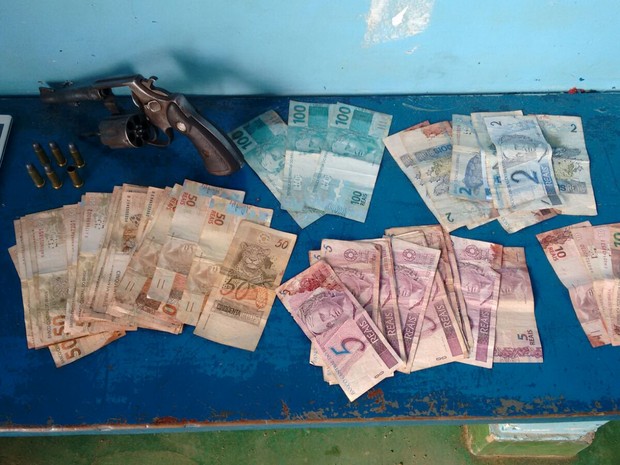 Arma e cerca de R$ 2 mil em dinheiro foram apreendidas com suspeito (Foto: 190 Online/ Reprodução)