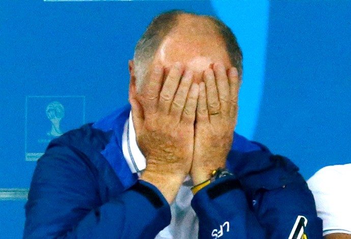 Felipão lamentando jogo Brasil x Alemanha (Foto: Reuters)