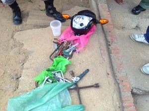 Material apreendido pela Polícia Militar na casa invadida (Foto: Yara Pinho/G1)