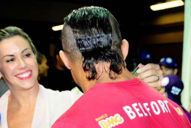 Detalhe do corto de cabelo &quot;exótico&quot; de Vitor Belfort (Foto: Roberto Teixeira/EGO)