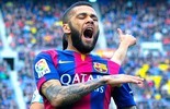 Daniel Alves pede desculpas por chute em garrafa após substituição (Getty Images)
