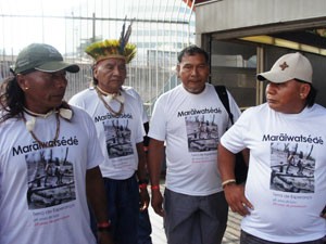 Grupo de índios xavantes parados na frente da estação Praça Onze do Metrô (Foto: Glauco Araújo/G1)