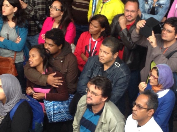 Casal acompanha protesto de professores na Avenida Paulista (Foto: Glauco Araújo/G1)