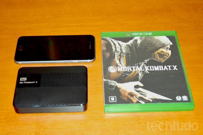 Comparativo entre os tamanhos do WD My Passport X, iPhone 6 e caixa de Mortal Kombat X (Foto: Emanuel Schimidt/TechTudo) Comparativo entre os tamanhos do WD My Passport X, iPhone 6 e caixa de Mortal Kombat X (Foto: Emanuel Schimidt/TechTudo)