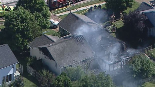 Imagem aérea mostra fumaça na casa em que avião caiu nesta quinta-feira (25) em Columbus, Indiana (Foto: Reuters)