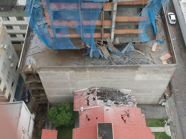 Concreto caiu sobre  casas e carros. (Foto: Rafael Marques/Divulgação)