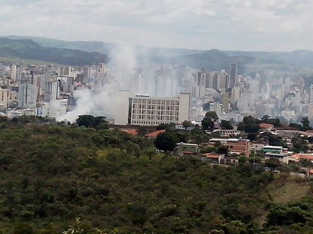 Bombeiros controlam incêndio em lote ao lado do HSJD (Foto: Luciano José Lemos/Arquivo Pessoal) Bombeiros controlam incêndio em lote ao lado do HSJD (Foto: Luciano José Lemos/Arquivo Pessoal)