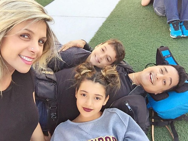 Carla Perez e Xanddy com os filhos: família feliz nos Estados Unidos (Foto: Reprodução/Instagram)