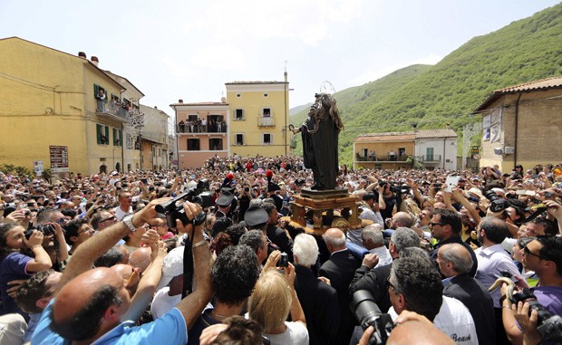 Estátua de San Domenico é levada em procissão, tradição que ocorre todos os anos em maio (Foto: Alessandro Bianchi/Reuters)