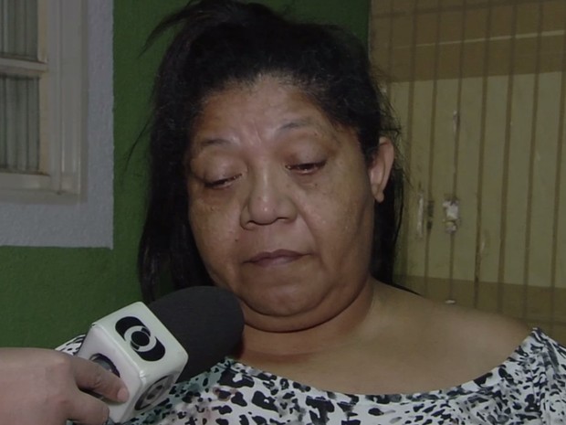 Rosana Batista, mãe do rapaz que matou o irmão, em Goiânia, Goiás (Foto: Reprodução/ TV Anhanguera) Rosana Batista, mãe do rapaz que matou o irmão, em Goiânia, Goiás (Foto: Reprodução/ TV Anhanguera)